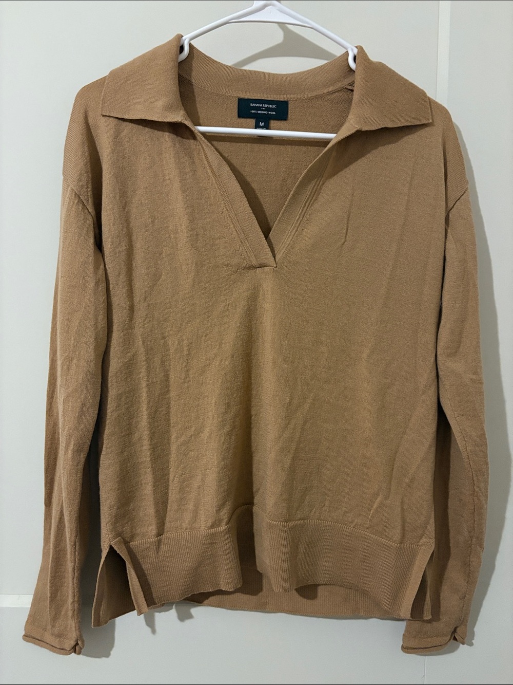 Women’s Merino Wool Banana Republic Camel Collared V-Neck Lightweight Pullover